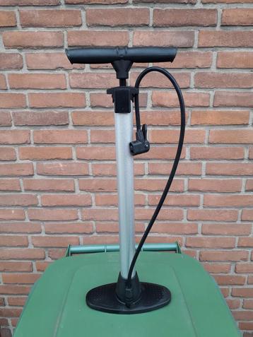 Fietspomp voor fietsbanden en autoventielen beschikbaar voor biedingen