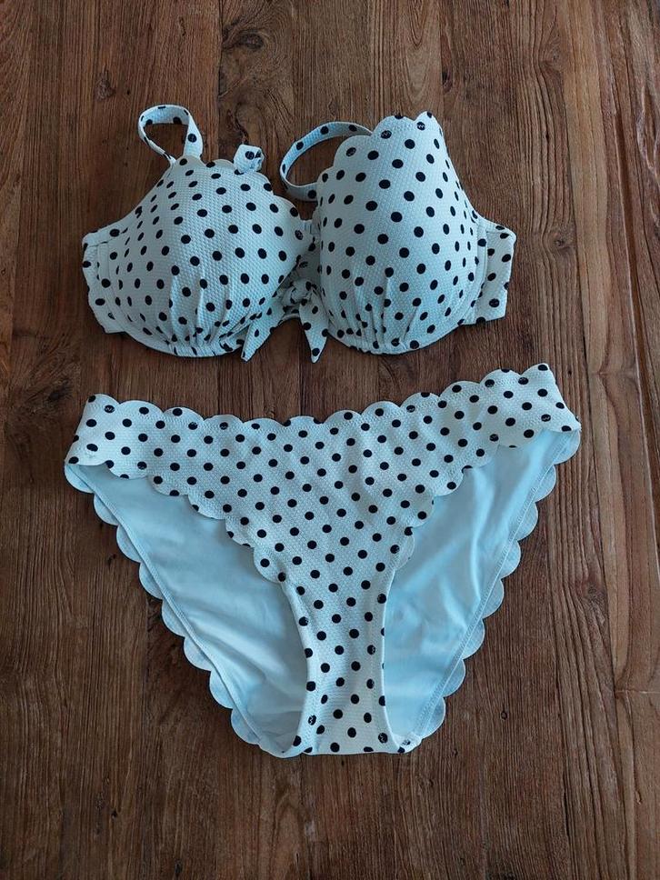Hunkemöller Scallop bikini wit/zwart 80E (zgan!), Kleding | Dames, Badmode en Zwemkleding, Zo goed als nieuw, Bikini, Wit, Ophalen