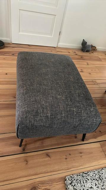 Prominent poef +/- 45x95x65cm beschikbaar voor biedingen