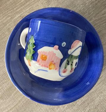 Twee kerst mokjes en 3 schoteltjes beschikbaar voor biedingen