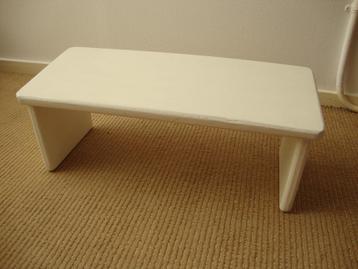 Wit houten meditatiebankje (45x16cm) beschikbaar voor biedingen