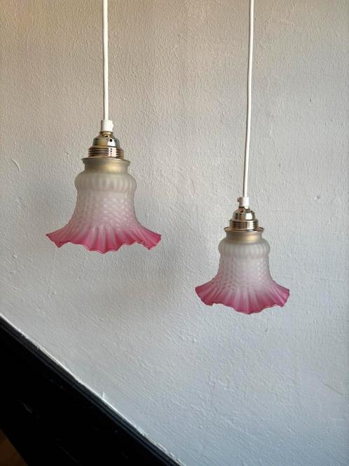 Vintage set 2 wit roze bloem rok tulp hanglampjes glas stip, Huis en Inrichting, Lampen | Hanglampen, Nieuw, Minder dan 50 cm
