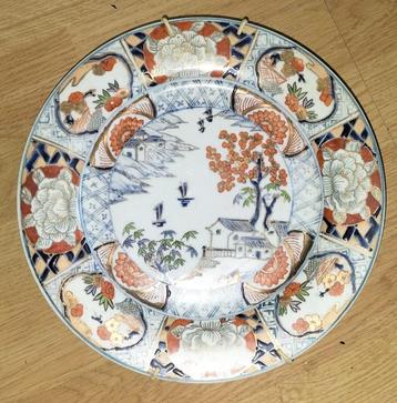 Antiek Japans imari Bord met Landschap beschikbaar voor biedingen