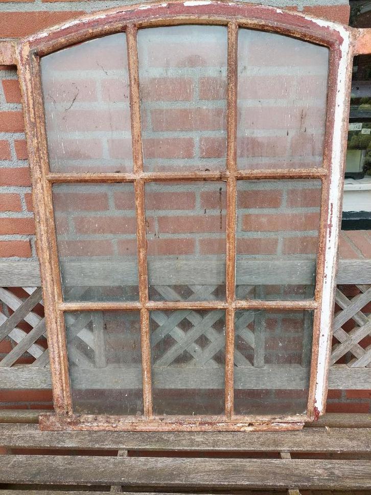 Een heel mooi oud getoogd gietijzeren stalraam., Doe-het-zelf en Verbouw, Glas en Ramen, Zo goed als nieuw, Gevelraam of Ruit