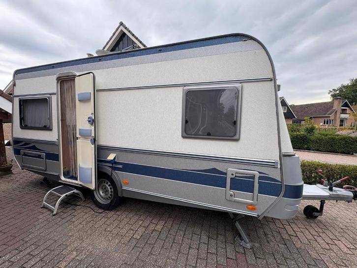 Fendt Saphir 470 TFB (Frans bed) + voortent + fietsendrager, Caravans en Kamperen, Caravans, Particulier, tot en met 4, 1000 - 1250 kg