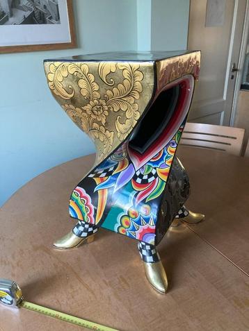 tom drag bijzettafel met een twist beschikbaar voor biedingen