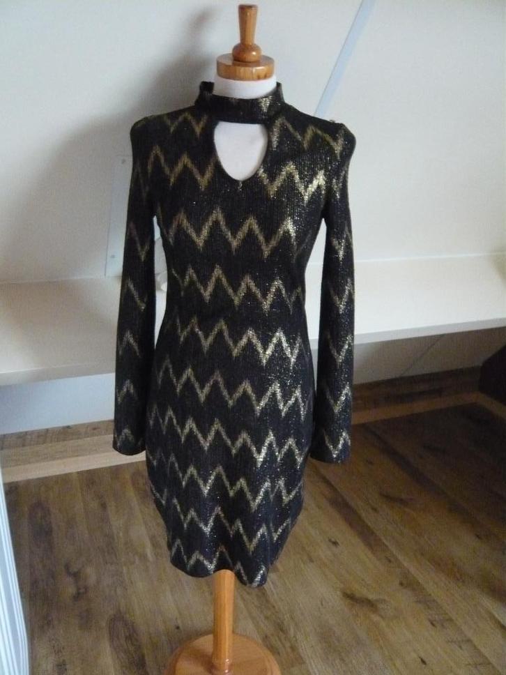 feest jurk Only One zwart goud glitter 90cm mt M 36-38, Kleding | Dames, Jurken, Zo goed als nieuw, Maat 36 (S), Zwart, Knielengte