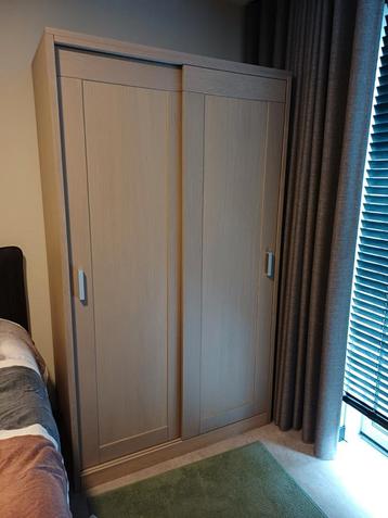 Lichte houten linnenkast met schuifdeuren beschikbaar voor biedingen