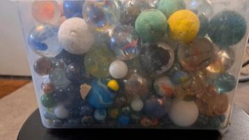 Hele bak vol met knikkers beschikbaar voor biedingen