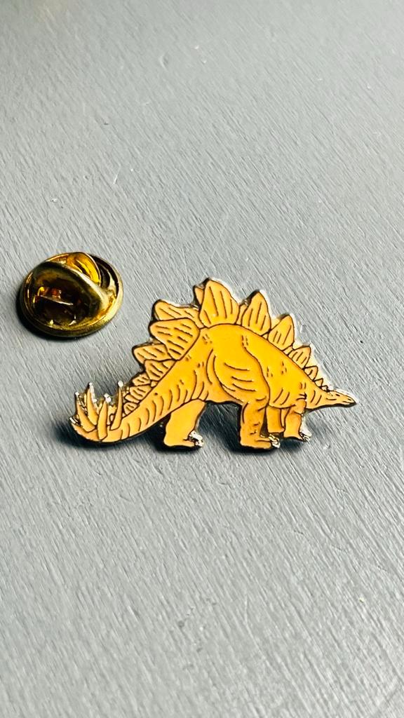 Leuke Stegosaurus Pin, Verzamelen, Speldjes, Pins en Buttons, Zo goed als nieuw, Overige onderwerpen, Ophalen of Verzenden