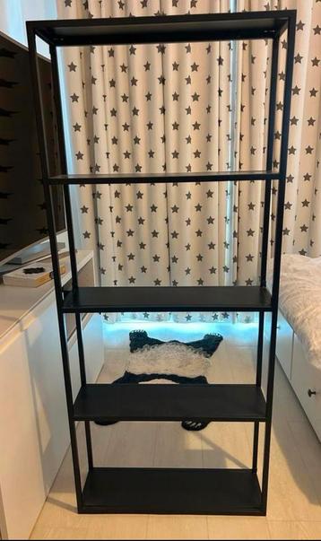 Zwarte Metalen kast beschikbaar voor biedingen