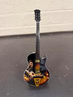 Elvis Presley  miniatuur gitaar met standaard, Verzamelen, Muziek, Artiesten en Beroemdheden, ., Pop, Beeldje of Miniatuur, Nieuw