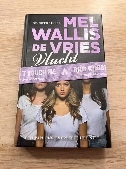 Mel Wallis de Vries - Vlucht, Boeken, Kinderboeken | Jeugd | 13 jaar en ouder, Zo goed als nieuw, Verzenden