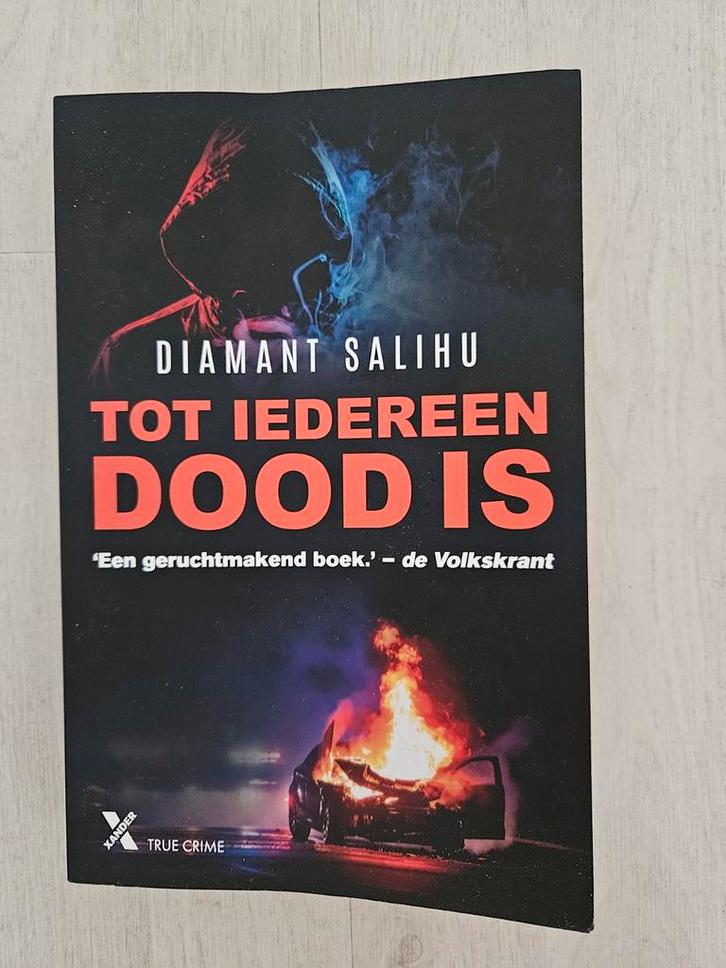 Tot Iedereen Dood Is - Diamant Salihu, Boeken, Thrillers, Zo goed als nieuw, Nederland, Ophalen of Verzenden