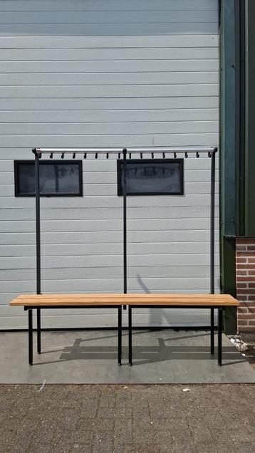 Brede kapstok mat bankje beschikbaar voor biedingen