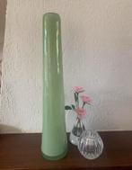 Soft groenen hoge glazen vaas van Henry Dean, Huis en Inrichting, Overige kleuren, Ophalen of Verzenden, Minder dan 50 cm, Glas