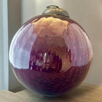 Lila kerstbal van glas. beschikbaar voor biedingen
