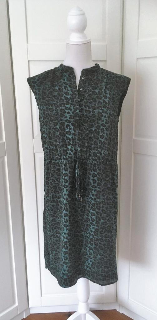 Kiomi zgan groen zwarte mouwloze panter leopard jurk 38 M, Kleding | Dames, Jurken, Zo goed als nieuw, Maat 38/40 (M), Groen, Boven de knie