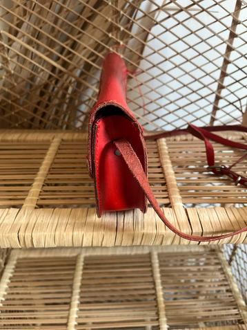 Vintage Rood Leren Tasje beschikbaar voor biedingen