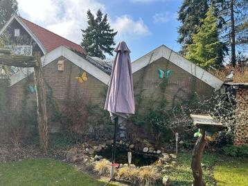 Mooie grote parasol, opdraaibaar  beschikbaar voor biedingen