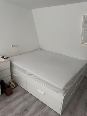 Tweepersoons bed 180x200 met lattenbodem en ladekastjes