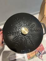 Nieuwe Staub Marmite 24cm Flocon Mat Zwart - Zeldzaam!, Huis en Inrichting, Keuken | Potten en Pannen, Kookpan of Snelkookpan