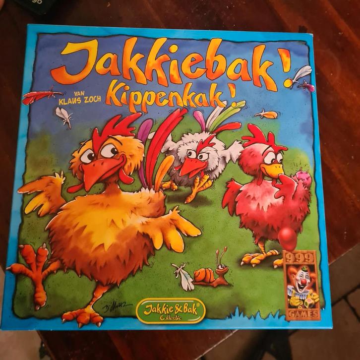 Jakkiebak! Kippenkak! - Leuk familiespel, Hobby en Vrije tijd, Gezelschapsspellen | Bordspellen, Zo goed als nieuw, Drie of vier spelers