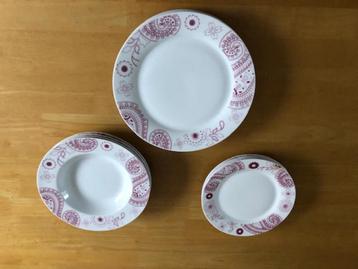 Te koop nieuw 4 persoons servies beschikbaar voor biedingen