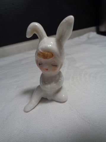 baby in konijnen pak van porselein 6 cm hoog 4 cm breed beschikbaar voor biedingen