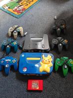 Pikachu n64 en zwarte n64 met 6 controllers., Spelcomputers en Games, Ophalen of Verzenden, Zo goed als nieuw, Met 2 controllers
