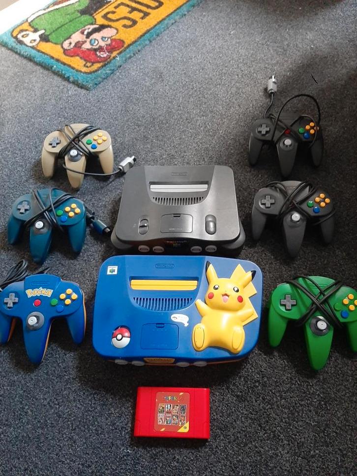 Pikachu n64 en zwarte n64 met 6 controllers., Spelcomputers en Games, Spelcomputers | Nintendo 64, Zo goed als nieuw, Met 2 controllers