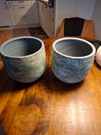 2 bloempotten voor binnen, Tuin en Terras, Bloempotten, Ophalen, Rond, Binnen, Zo goed als nieuw