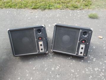 2 monitors met kabels  beschikbaar voor biedingen