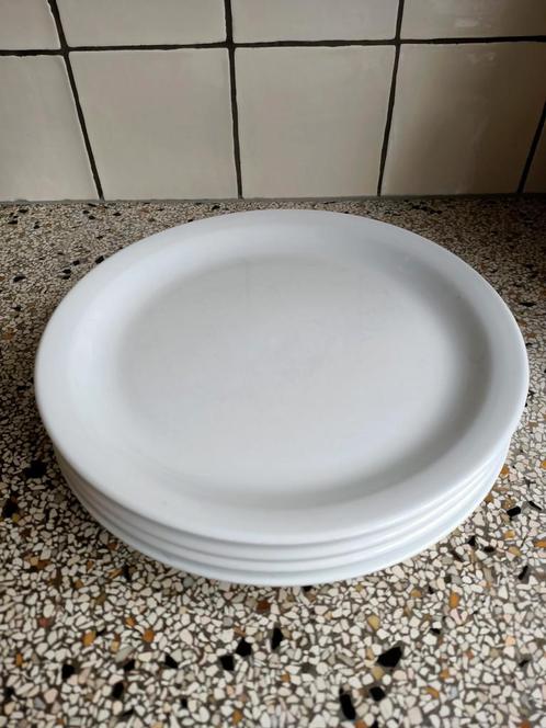 Witte platte borden vier stuks. Hotel kwaliteit., Huis en Inrichting, Keuken | Servies, Gebruikt, Bord(en), Effen, Porselein, Ophalen of Verzenden
