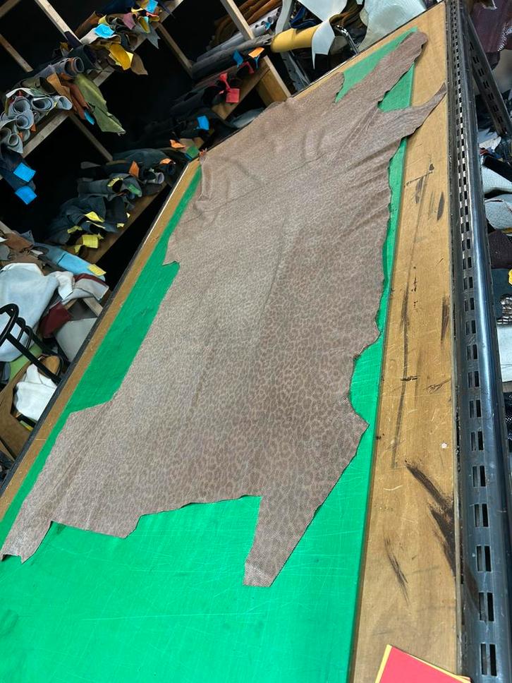 Bruin suéde leer lap 1.3mm dikte soepel met slang print A147, Hobby en Vrije tijd, Stoffen en Lappen, Zo goed als nieuw, Leer of Kunstleer