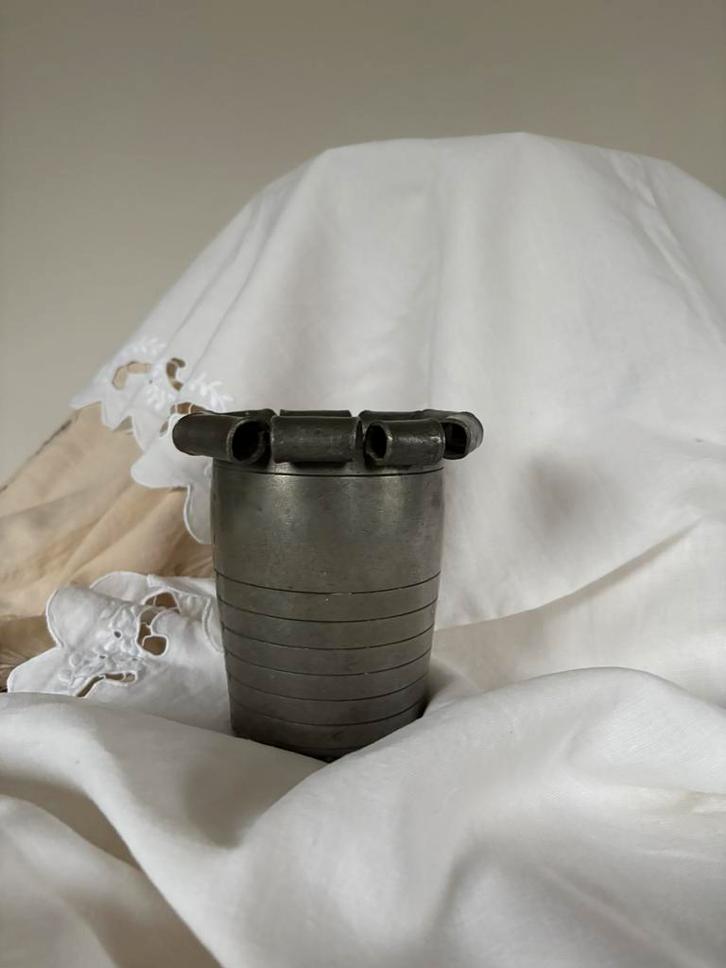 Vintage tinnen gemerkt vaas met krul rand h16cm, Antiek en Kunst, Antiek | Tin, Ophalen of Verzenden