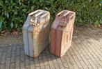2 Vintage Jerrycans van metaal, Auto diversen, Ophalen