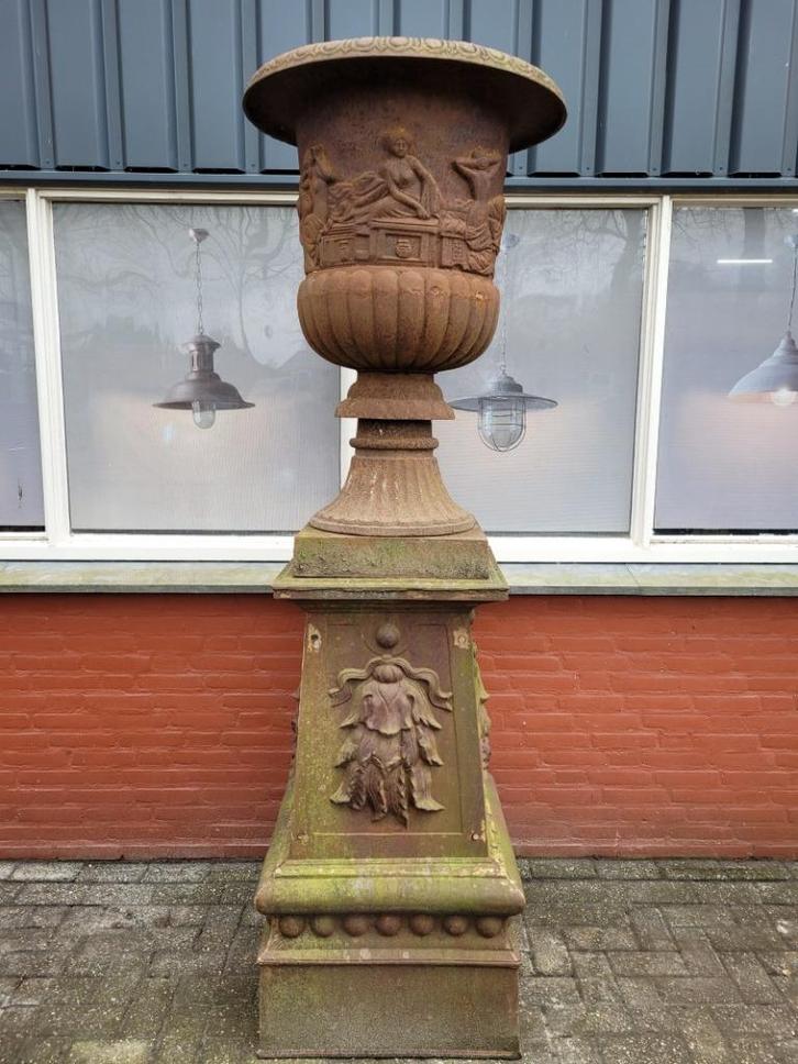 Grote antieke gietijzeren vaas op zuil tuinvaas bloempot, Tuin en Terras, Tuinvazen, Zo goed als nieuw, Verzenden