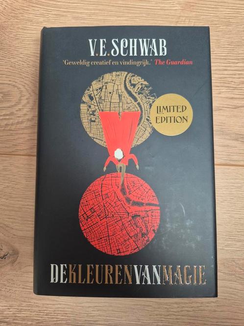 V.E. Schwab - De kleuren van magie. Limited edition, Boeken, Fantasy, Zo goed als nieuw, Ophalen of Verzenden