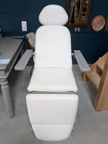 Behandelstoel Queen Nemectron / Pedicure beschikbaar voor biedingen
