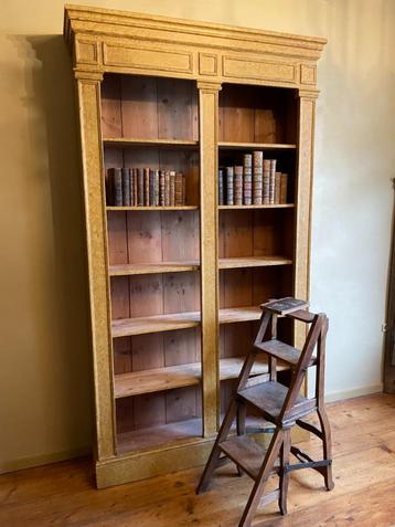 Hoge sfeervolle  Boekenkast Bibliotheekkast Museumkast Kast  beschikbaar voor biedingen