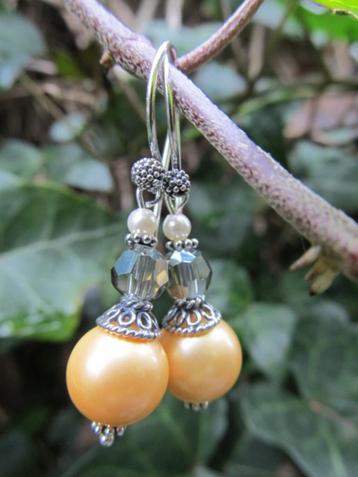 Oorbellen Yellow Pastel shellparel-swarovski parel-glas  beschikbaar voor biedingen