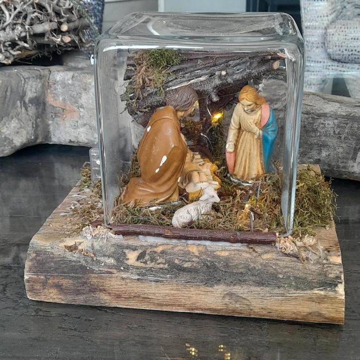 Oude kerstgroep onder kubusstolp, Diversen, Kerst, Ophalen of Verzenden