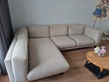 Mooie beige stoffen hoekbank beschikbaar voor biedingen