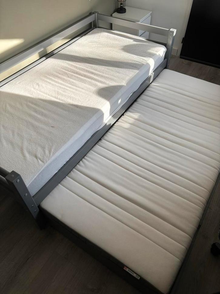 Grijs bed met onderschuifbed (logeerbed)en 2 Ikea matrassen, Huis en Inrichting, Slaapkamer | Bedden, Gebruikt, Eenpersoons, 90 cm