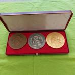 3x goldenretriever penningen in doos, Postzegels en Munten, Penningen en Medailles, Ophalen, Overige materialen