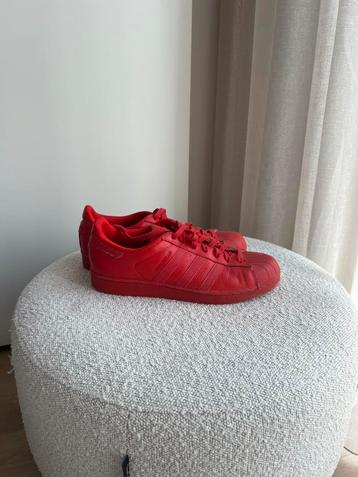 Stan Smith rood  beschikbaar voor biedingen