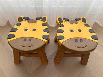 Mooie handgemaakte houten kinderkrukjes beschikbaar voor biedingen