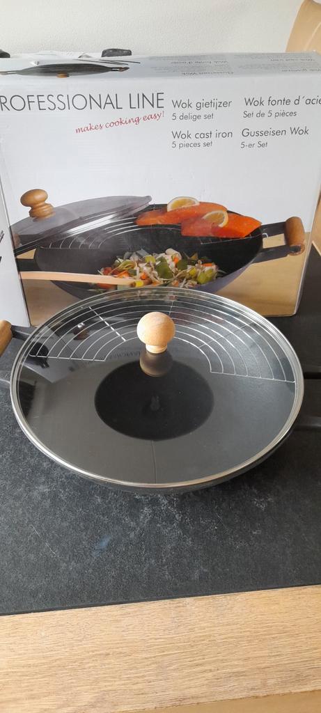 Wok gietijzer, Huis en Inrichting, Keuken | Potten en Pannen, Zo goed als nieuw, Wok, Gietijzer, Ophalen