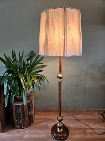 Vintage houten vloerlamp met gouden/ messing delen, klassiek beschikbaar voor biedingen